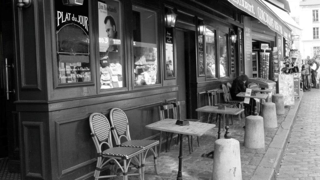 Un café à Montmartre à Paris pendant les années 50