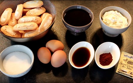Ingrédients préparés pour la réalisation d'un Tiramisu Traditionnel: lait, oeufs, mascarpone, sucre, sucre vanillé, Marsala, cacao en poudre et un café Ristretto Kabioca