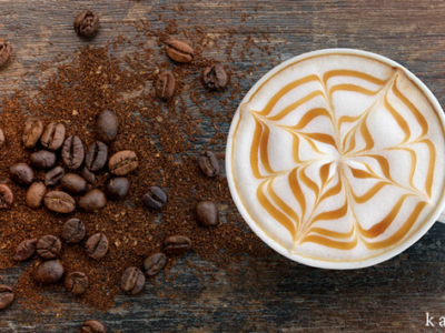 Tasse De Capuccino Avec Latte Art En Forme De Toile D'araignée, à Côté De Grains De Café Et Café Moulu