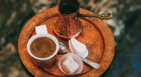 café grec sur un plateau en metal accompagné de son loukoum