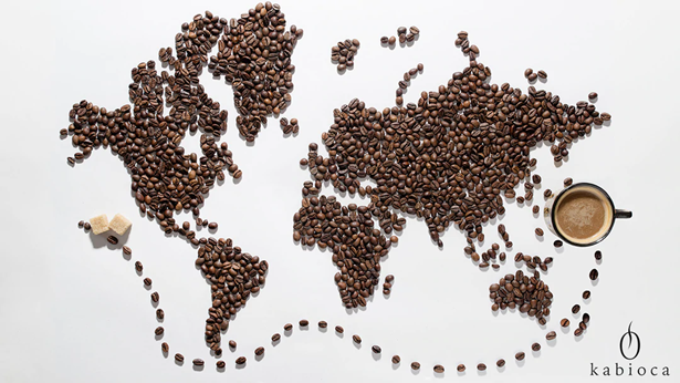 Carte du monde en grains de café et tasse de café qui voyage à travers le monde