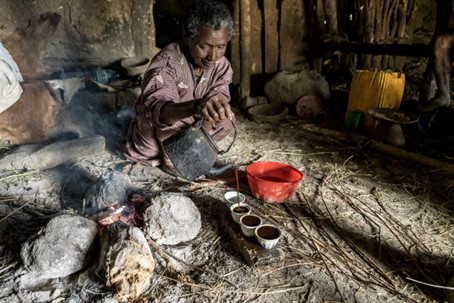 Cafés éthiopiens préparés par une personne âgée