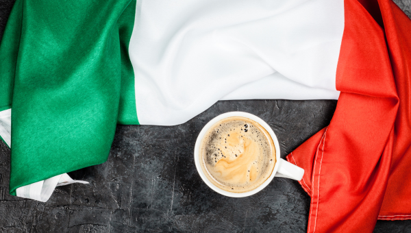 tasse de café kabioca à côté d'un drapeau italien