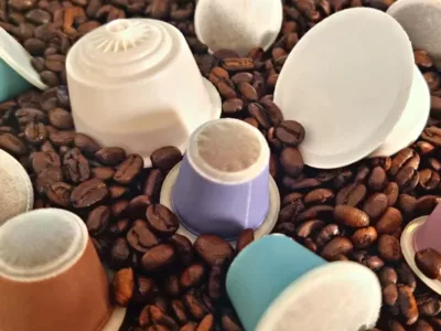 Capsules Compostables Végétales Kabioca Compatibles Nespresso Et Dolce Gusto Au Milieu De Grains De Café