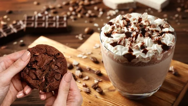 Chocolat Chaud Crémeux & Biscuits au Chocolat